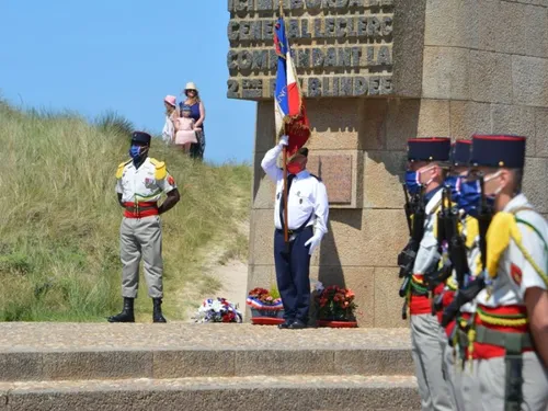 Le Régiment de Marche du Tchad sur la route de la Libération à...